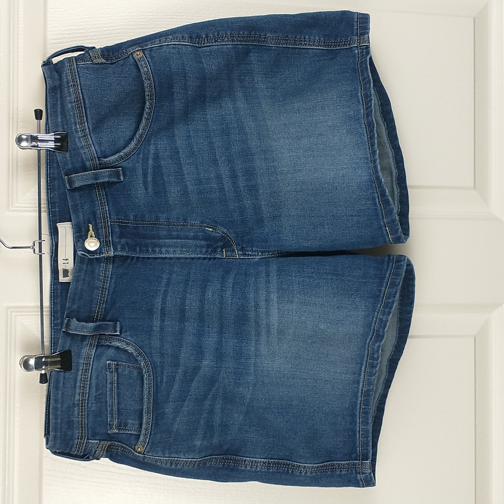 Levi's women's high rise medium wash stretch midi jean shorts 14